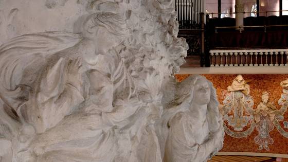 A flowing white relief in front of the balcony